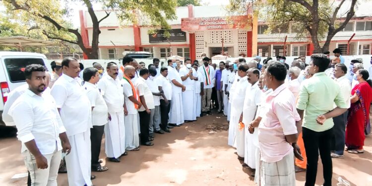 ஸ்டேஷனில் ரயில் நிற்காமல் செல்வதை கண்டித்து பொதுமக்களுடன் இணைந்து ஸ்ரீவைகுண்டம் எம்எல்ஏ ஊர்வசி எஸ். அமிர்தராஜ் கண்டன ஆர்ப்பாட்டம்