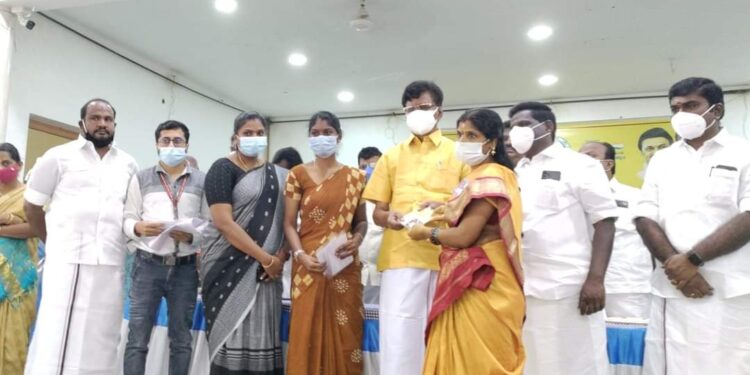 ஏழைப் பெண்களுக்கு தாலிக்கு தங்கம் – கம்பம் சட்டமன்ற உறுப்பினர் ராமகிருஷ்ணன் வழங்கினார்