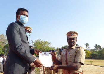 சுசீந்திரம் காவல் நிலைய உதவி ஆய்வாளர் ஆறுமுகத்திற்கு குடியரசு தினவிழாவில் குமரி மாவட்ட ஆட்சித்தலைவர் அரவிந்த் பதக்கம் வழங்கினார்.