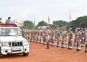 குடியரசு தினத்தையொட்டி நாகை மாவட்ட ஆட்சியர் அருண்தம்புராஜ் தேசிய கொடியை ஏற்றி வைத்தார்.
