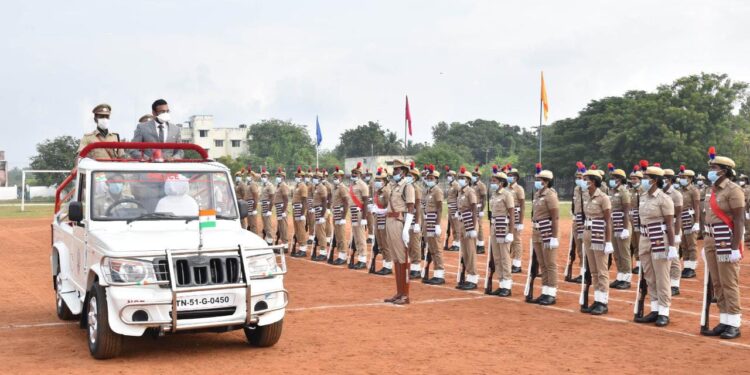 குடியரசு தினத்தையொட்டி நாகை மாவட்ட ஆட்சியர் அருண்தம்புராஜ் தேசிய கொடியை ஏற்றி வைத்தார்.