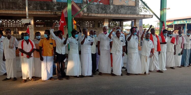 வேதாரண்யம் அடுத்த ஆயக்காரன்புலம் கடைத்தெருவில் மார்க்சிஸ்ட் கம்யூனிஸ்ட் சார்பில் கண்டனம் முழங்குவோம் ஆர்பாட்டம்