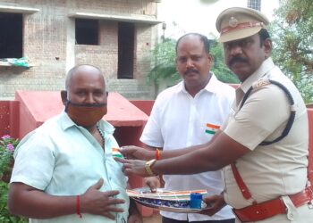 காவல் நிலையத்தில் தேசியக்கொடி ஏற்றிய காவல் உதவி ஆணையர்.