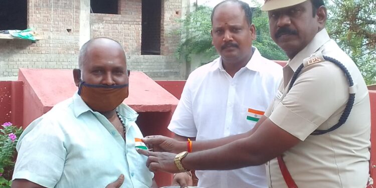 காவல் நிலையத்தில் தேசியக்கொடி ஏற்றிய காவல் உதவி ஆணையர்.