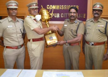 தமிழகத்தின் சிறந்த காவல் நிலையமாக திருப்பூர் தெற்கு காவல் நிலையத்திற்கு விருது. ஆய்வாளர் பிச்சையா மற்றும் போலீசாரை திருப்பூர் போலீஸ் கமிஷனர் வாழ்த்தினார்