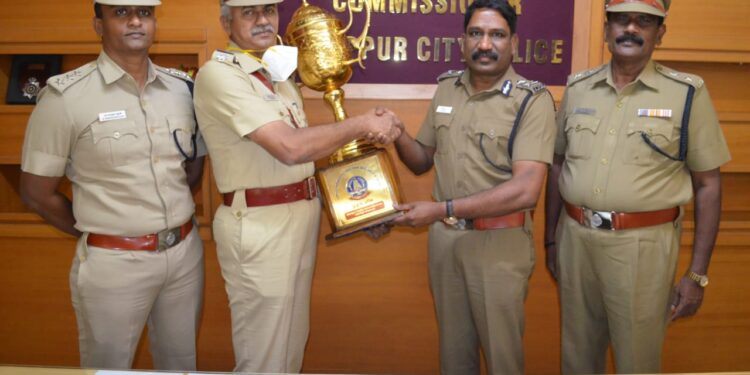 தமிழகத்தின் சிறந்த காவல் நிலையமாக திருப்பூர் தெற்கு காவல் நிலையத்திற்கு விருது. ஆய்வாளர் பிச்சையா மற்றும் போலீசாரை திருப்பூர் போலீஸ் கமிஷனர் வாழ்த்தினார்