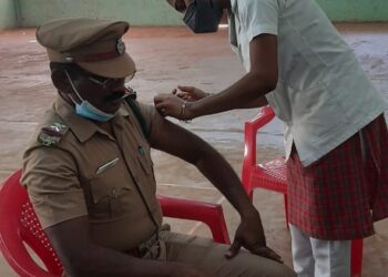 மாவட்ட காவல் கண்காணிப்பாளர் சிறப்பு ஏற்பாட்டில் காவலர்களுக்கு தடுப்பூசி முகாம்