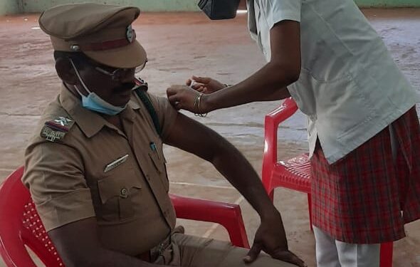 மாவட்ட காவல் கண்காணிப்பாளர் சிறப்பு ஏற்பாட்டில் காவலர்களுக்கு தடுப்பூசி முகாம்