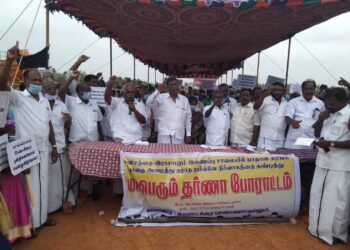 இணைப்பு சாலையில் சப்வே அமைத்து தராத ரயில்வே நிர்வாகத்தை கண்டித்து நாகை பாராளமன்ற உறுப்பினர் செல்வராசு தலைமையில் பொதுமக்கள் கண்டன ஆர்ப்பாட்டம்.