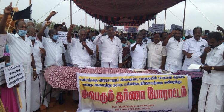 இணைப்பு சாலையில் சப்வே அமைத்து தராத ரயில்வே நிர்வாகத்தை கண்டித்து நாகை பாராளமன்ற உறுப்பினர் செல்வராசு தலைமையில் பொதுமக்கள் கண்டன ஆர்ப்பாட்டம்.