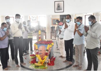 காந்தி நினைவு மண்டபத்தில் அவரது திருவுருவ படத்திற்கு குமரி மாவட்ட ஆட்சியர் அரவிந்த் தலைமையில் மாலை அணிவித்து மலர் தூவி மரியாதை