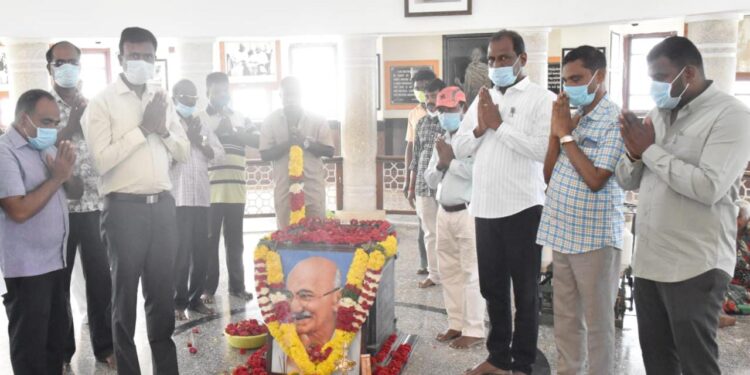 காந்தி நினைவு மண்டபத்தில் அவரது திருவுருவ படத்திற்கு குமரி மாவட்ட ஆட்சியர் அரவிந்த் தலைமையில் மாலை அணிவித்து மலர் தூவி மரியாதை