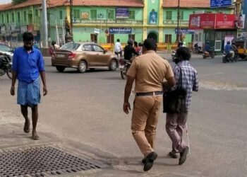 மதுரை பெரியார் பேருந்து நிலையம் அருகே சாலையைக் கடக்க உதவிய காவலரின் மனிதநேயம்