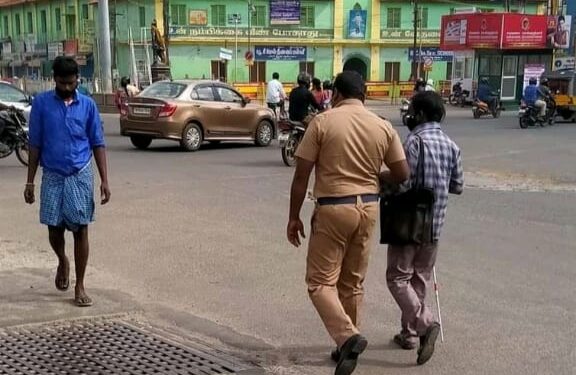 மதுரை பெரியார் பேருந்து நிலையம் அருகே சாலையைக் கடக்க உதவிய காவலரின் மனிதநேயம்