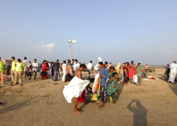 தை அமாவாசையை முன்னிட்டு ஏராளமானோர் கோடியக்கரை,வேதாரண்யத்தில் புனித நீராடி திதி தர்ப்பணம் கொடுத்தனர் .