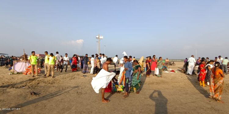 தை அமாவாசையை முன்னிட்டு ஏராளமானோர் கோடியக்கரை,வேதாரண்யத்தில் புனித நீராடி திதி தர்ப்பணம் கொடுத்தனர் .