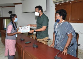 தமிழ் வளர்த்துறை சார்பில் நடைபெற்ற பேச்சுப்போட்டியில் வெற்றிப்பெற்றவர்களுக்கு பாராட்டு சான்றிதழ் மற்றும் காசோலை – மாவட்ட ஆட்சியா் டாக்டர் அருண்தம்புராஜ் வழங்கி கௌரவித்தார் 