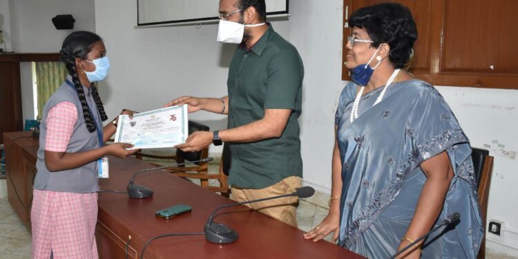 தமிழ் வளர்த்துறை சார்பில் நடைபெற்ற பேச்சுப்போட்டியில் வெற்றிப்பெற்றவர்களுக்கு பாராட்டு சான்றிதழ் மற்றும் காசோலை – மாவட்ட ஆட்சியா் டாக்டர் அருண்தம்புராஜ் வழங்கி கௌரவித்தார் 