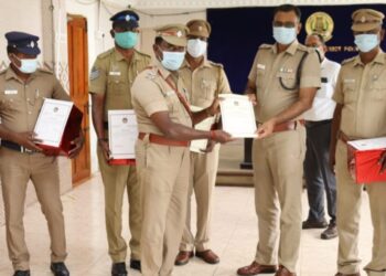 தூத்துக்குடி மாவட்டத்தில் கடந்த வாரம் சிறப்பாக பணியாற்றிய 2 உதவி ஆய்வாளர்கள் உட்பட 11 காவல்துறையினருக்கு எஸ்பி பாராட்டு