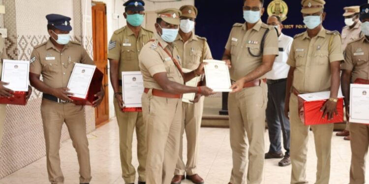 தூத்துக்குடி மாவட்டத்தில் கடந்த வாரம் சிறப்பாக பணியாற்றிய 2 உதவி ஆய்வாளர்கள் உட்பட 11 காவல்துறையினருக்கு எஸ்பி பாராட்டு