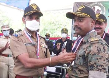 தூப்பாக்கி சுடும் போட்டியில் வெற்றி பெற்றவர்களுக்கு டிஜிபி சைலேந்திரபாபு,  கேடயங்களையும் சான்றிதழ்களையும் வழங்கினார்.