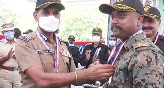 தூப்பாக்கி சுடும் போட்டியில் வெற்றி பெற்றவர்களுக்கு டிஜிபி சைலேந்திரபாபு,  கேடயங்களையும் சான்றிதழ்களையும் வழங்கினார்.