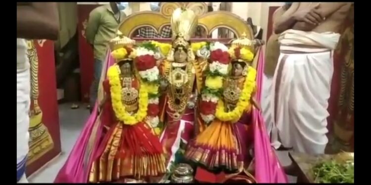 வைகுண்ட ஏகாதசியையொட்டி தோப்புத்துறை வரதராஜ பெருமாள் கோவிலில் சொர்க்கவாசல் திறப்பு