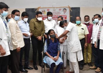 இளம் சிறார்களுக்கான கோவேக்சின் தடுப்பூசி போடும் முகாமினை மாவட்ட ஆட்சியர் டாக்டர் அருண்தம்புராஜ் துவக்கி வைத்தார்