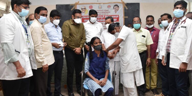 இளம் சிறார்களுக்கான கோவேக்சின் தடுப்பூசி போடும் முகாமினை மாவட்ட ஆட்சியர் டாக்டர் அருண்தம்புராஜ் துவக்கி வைத்தார்
