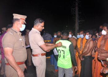 செய்துங்கநல்லூர் சோதனை சாவடி அருகே திருச்செந்தூர் கோவிலுக்கு நடந்து செல்லும் பாதசாரிகளுக்கு ஒளிரும் ஸ்டிக்கர்கள் வழங்கி எஸ் பி ஜெயக்குமார் அறிவுரை!!!