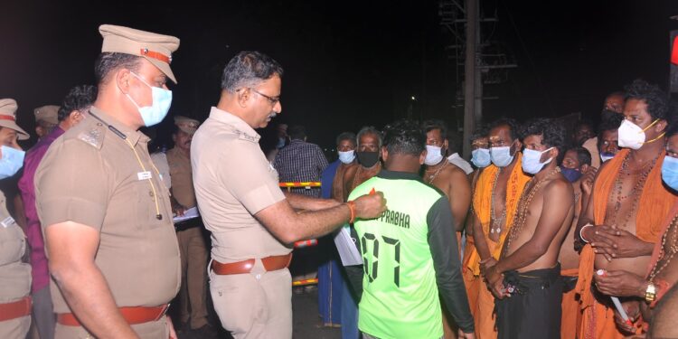 செய்துங்கநல்லூர் சோதனை சாவடி அருகே திருச்செந்தூர் கோவிலுக்கு நடந்து செல்லும் பாதசாரிகளுக்கு ஒளிரும் ஸ்டிக்கர்கள் வழங்கி எஸ் பி ஜெயக்குமார் அறிவுரை!!!