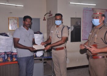 செய்துங்கநல்லூர் அருகே 1 லட்சம் மதிப்பில் உள்ள புகையிலை பறிமுதல்! போலீசாரை பாராட்டிய தூத்துக்குடி எஸ்பி ஜெயக்குமார்.