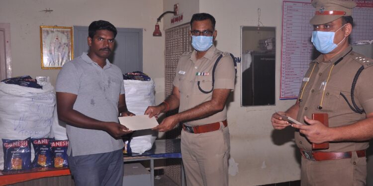 செய்துங்கநல்லூர் அருகே 1 லட்சம் மதிப்பில் உள்ள புகையிலை பறிமுதல்! போலீசாரை பாராட்டிய தூத்துக்குடி எஸ்பி ஜெயக்குமார்.