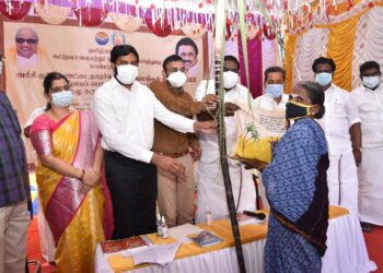 தமிழக அரசின் பொங்கல் பரிசு மற்றும் கரும்பு ஆகியவற்றை மாவட்ட ஆட்சியர் அருண்தம்புராஜ் வழங்கி தொடங்கி வைத்தார்.