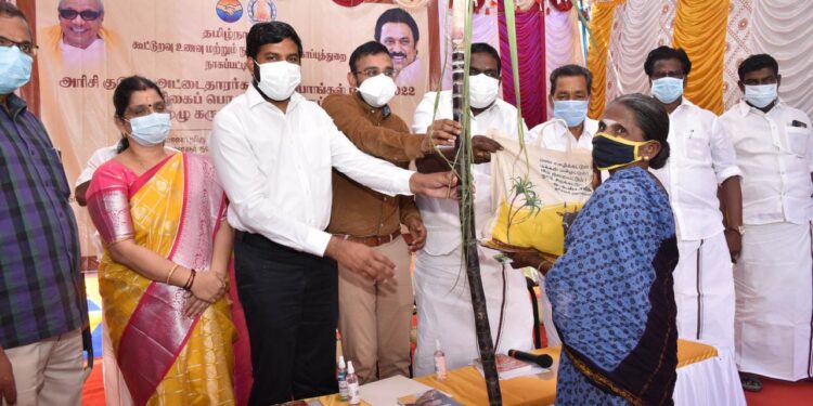 தமிழக அரசின் பொங்கல் பரிசு மற்றும் கரும்பு ஆகியவற்றை மாவட்ட ஆட்சியர் அருண்தம்புராஜ் வழங்கி தொடங்கி வைத்தார்.