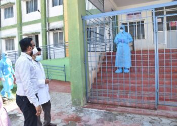 கொரோனா நோய் தொற்றால் பாதிக்கப்பட்டவர்களின் வீடுகளுக்கு நேரில் சென்று மாவட்ட ஆட்சியர் நேரில் ஆய்வு