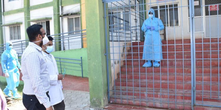 கொரோனா நோய் தொற்றால் பாதிக்கப்பட்டவர்களின் வீடுகளுக்கு நேரில் சென்று மாவட்ட ஆட்சியர் நேரில் ஆய்வு