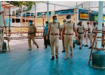 மாவட்ட காவல் கண்காணிப்பாளர் எஸ். ஜெயக்குமார்  திருச்செந்தூர் அருள்மிகு சுப்பிரமணிய சுவாமி திருக்கோவிலுக்கு நேரில் சென்று போலீசாரின் பாதுகாப்பு ஏற்பாடுகள் குறித்து ஆய்வு