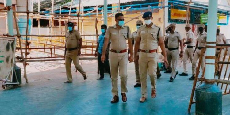 மாவட்ட காவல் கண்காணிப்பாளர் எஸ். ஜெயக்குமார் திருச்செந்தூர் அருள்மிகு சுப்பிரமணிய சுவாமி திருக்கோவிலுக்கு நேரில் சென்று போலீசாரின் பாதுகாப்பு ஏற்பாடுகள் குறித்து ஆய்வு