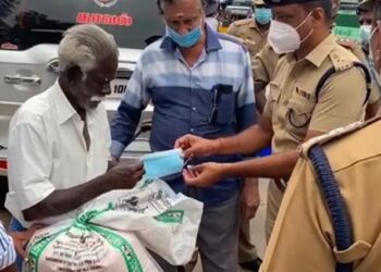 திருநெல்வேலி மாவட்ட எஸ்பி பயணிகள் மற்றும் பொதுமக்களுக்கு முகக் கவசங்கள் வழங்கி கொரோனா விழிப்புணர்வு