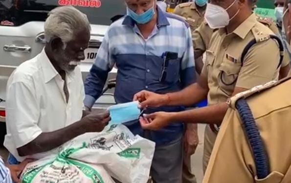 திருநெல்வேலி மாவட்ட எஸ்பி பயணிகள் மற்றும் பொதுமக்களுக்கு முகக் கவசங்கள் வழங்கி கொரோனா விழிப்புணர்வு