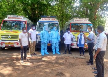 கொரோனா பரவலைத் தடுக்க அரசு மருத்துவமனையில் தயார் நிலையில் வைக்கப்பட்டிருக்கும் 108 ஆம்புலன்ஸ்.