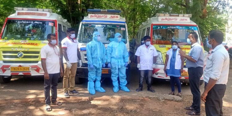 கொரோனா பரவலைத் தடுக்க அரசு மருத்துவமனையில் தயார் நிலையில் வைக்கப்பட்டிருக்கும் 108 ஆம்புலன்ஸ்.