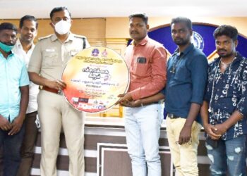 மதுரையில் சாலை பாதுகாப்பு விழிப்புணர்வு பாடலை வெளியிட்ட எஸ்.பி.