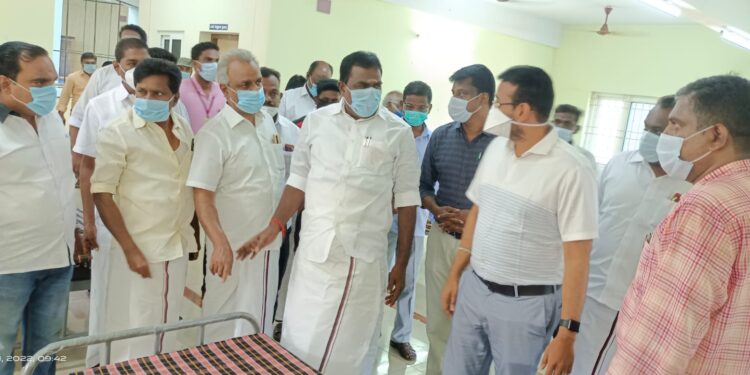 தற்காலிக கொரோனா நோய் பராமரிப்பு மையத்தை நாகை ஆட்சியர் ஆய்வு செய்தார் .