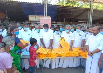 வேதாரணியம் நகராட்சி பகுதியில் 5 ஆயிரம் மஞ்சப்பை வழங்கல் – திமுக நாகை மாவட்ட செயலாளர் கௌதமன் தொடங்கி வைத்தார்.