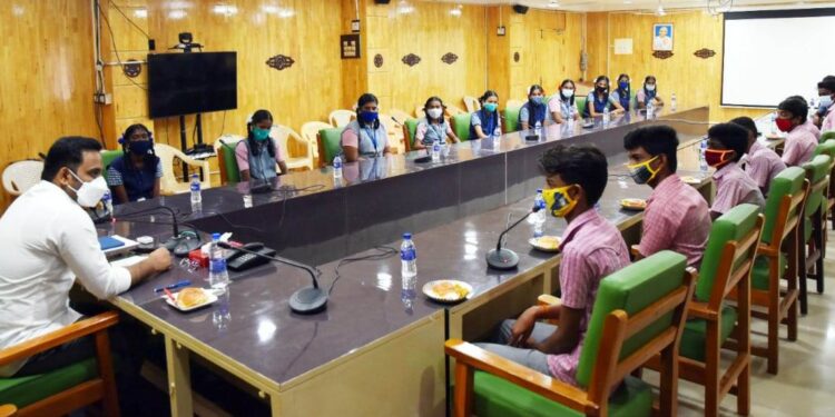 மாணவ, மாணவியர்கள் ‘Coffee With Collector” என்ற நிகழ்ச்சி மூலம் விருதுநகர் மாவட்ட ஆட்சித்தலைவர் ஜெ.மேகநாதரெட்டி நேரில் சந்தித்து கலந்துரையாடினார்கள்