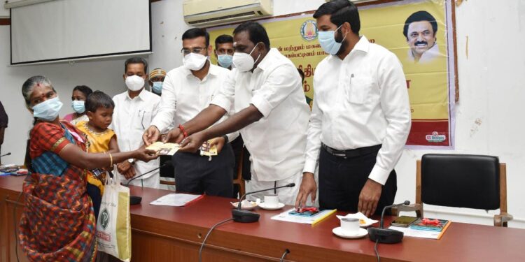 தாலிக்குதங்கம் மற்றும் திருமணநிதியுதவிதொகை வழங்கும் விழா -மாவட்ட ஆட்சியர் டாக்டர் அருண்தம்புராஜ் வழங்கினார்.