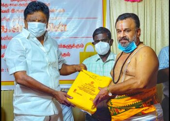 கோயில் அர்ச்சகர்களுக்கு சீருடைகள் அப்துல் வகாப் எம்எல்ஏ வழங்கினார்