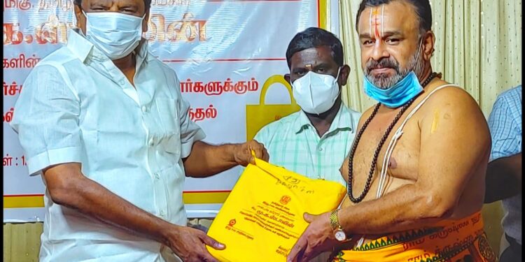 கோயில் அர்ச்சகர்களுக்கு சீருடைகள் அப்துல் வகாப் எம்எல்ஏ வழங்கினார்
